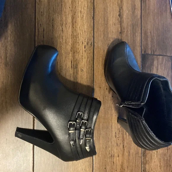 G by Guess  black buckle boots Size 6M EUC  Shoes Heels - Picture 8 of 10